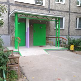 Выполнен ремонт входных групп и замена оконных блоков на лестничных клетках.